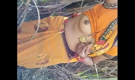 Pornografía india desi en una aldea bhabhi meando al aire libre