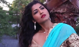 Desi Bhabi Maya Rati em toda a música Hindi - Maya