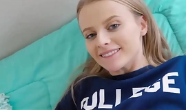 Blonde kleine Teenie-Schwester Paris White wird von kleinem Bruder für das Tragen seines College-Shirts POV bestraft