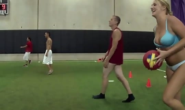 Mladi tinejdžeri igraju strip dodgeball prema pravilima koledža cr12385