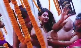 Tharki Burha Nikala Suhagraat manane apne teen nai nawali Biwiyon ke sath aur Kia Kand (Ήχος Χίντι)