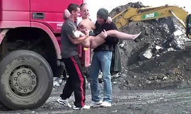 Gangbang public pe șantier cu o tânără care trage