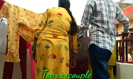 Desi Bhabhi đi phơi quần áo trên mái nhà đã bị bắt gặp và bị cưỡng hiếp