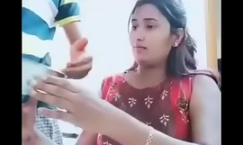 Swathi naidu si diverte mentre è in viaggio con la sua compagna