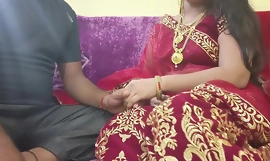 An ihrem Hochzeitstag trug Bhabhi ein schönes Ghagra Choli und ließ sich von ihrem Schwager vor ihrem Ehemann gründlich in die Muschi ficken