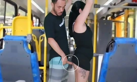 ABSURDO EM PÚBLICO picayune ÔNIBUS homem esfrega o pau na morena até gozar na bunda e picayune vestido dela