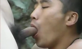 Lilliputian Asian shemale dostane její penis cucal nadržený chlap