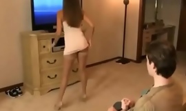 HotWifeRio Une mère bronzée attrape son fils en train de se branler devant sa vidéo xxx video BANGS