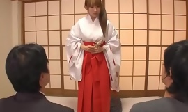 日本神社少女三崎唯（Yui Misaki）计划外的三人组未经审查