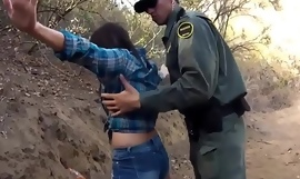 Cop threesome luar dengan tambahan wanita terkemuka narapidana pertama waktu Meksiko perbatasan