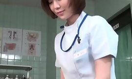 طبيبة يابانية CFNM مترجمة تعطي المريض handjob