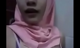 Малайская девушка в хиджабе с возбужденной грудью 1