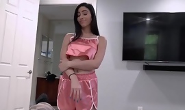 Sexy Teen latină Poartă-te fiică cu un corp perfect Jasmine Vega Orgasme la îndemâna Portează-te pe tine Tata Beamy Cock POV