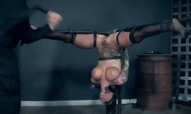 Eingefärbte Schlampe mit falschen Titten, die ihren Meister in BDSM-Action erfreut