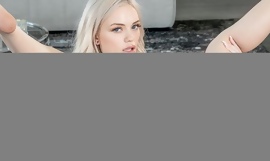 Tatoveret blond babe bliver belønnet med dampende anal bankende