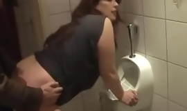 La mamma tedesca si fa scopare da Young Son in bagno