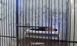 Więzienna dziwka jest wskazana przy papierosach