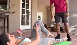 Belle-mère le séduit avec des exercices de yoga