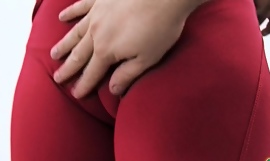 Increíble cameltoe dilató el coño alrededor de unos parsimoniosos pantalones de yoga. aproximadamente culo también