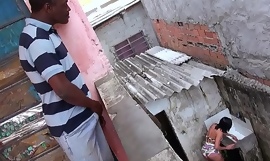 Espiando a vizinha rabuda in favela en batendo uma