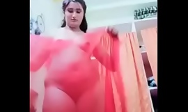 Swathi naidu melemahkan saree- merah warna