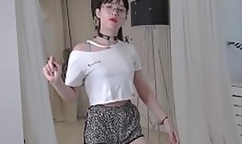 Slutty एशियाई सेक्सी नृत्य और हवा में एक स्टूडियो स्टूडियो pt3 में जन्मदिन का सूट