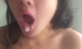 @SukiSukiGirl трахает в глотку межрасовый секс азиатской пары, wmaf в видео от первого лица