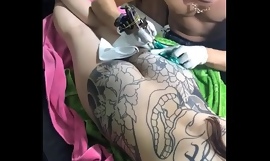 Asiatisk helkropps tatuering i Vietnam