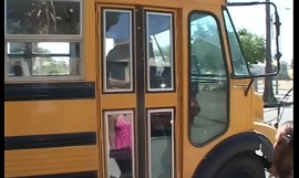 Sekolah - bus - gadis - adegan4