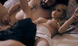 Trekantsex seksuel forbindelse med en teenager og en silikone dukke
