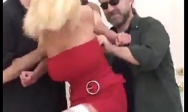 Blondi sisään punainen mekko sidottu kovaa ja perseestä