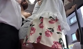 Mulheres asiáticas têm relações sexuais no ônibus alto A