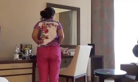 Timido indiano india nella camera d'albergo con il marito appena sposato luna di miele