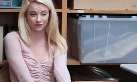 Shoplyfter - Une jolie teen blonde prend une charge énorme