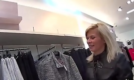 Поразительная чешская девушка соблазняется пройти по супермаркету и долбится в видео от первого лица