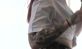 Rousse alt babe exhibant ses tatouages