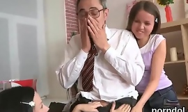 Симпатичную школьницу дразнил и оттрахал ее престарелый учитель