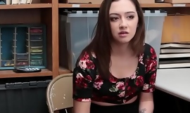 Slutty berambut cokelat remaja Lily Jordan mendapatkan pink vagina dibor keras