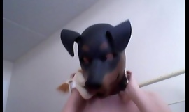 Kinky Girl descend avec un masque de chien en caoutchouc