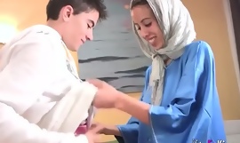 Nous étourdissons Jordi loin de lui obtenir sa grande fille arabe! hijab d'adolescent d'âge légal phthisique