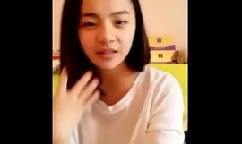 Ung asiatisk tonåring som liknar hennes släta kropp