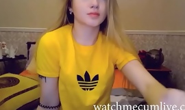 Cute Teen tachinează pe webcam